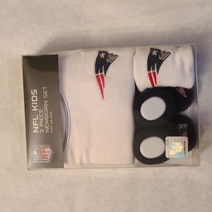 NWT NFL New England Patriots 3 Piece  set includes bodysuit, bib and booties